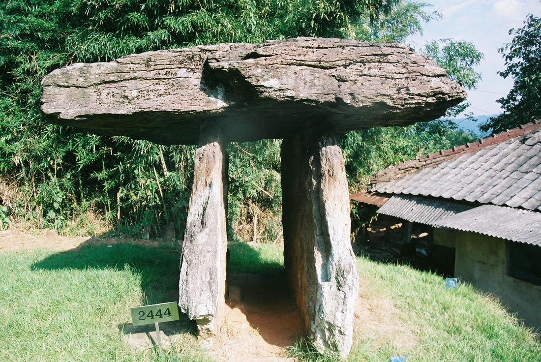 Peninggalan dari zaman…. menhir dan dolmen merupakan kebudayaan Bank Soal